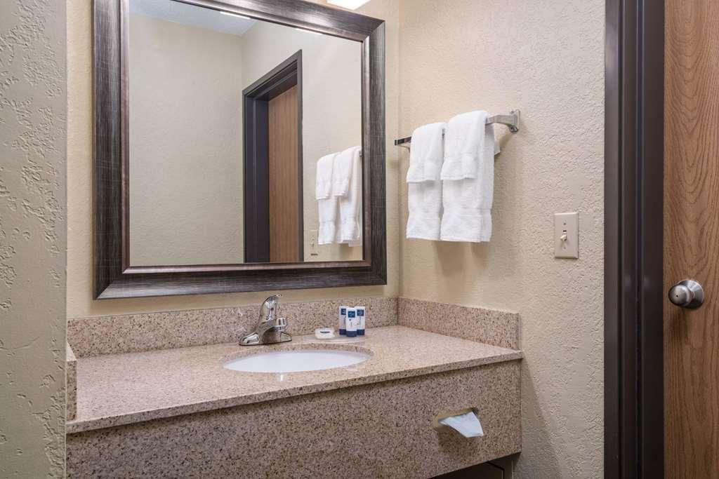 Americinn By Wyndham West Acres Hotel