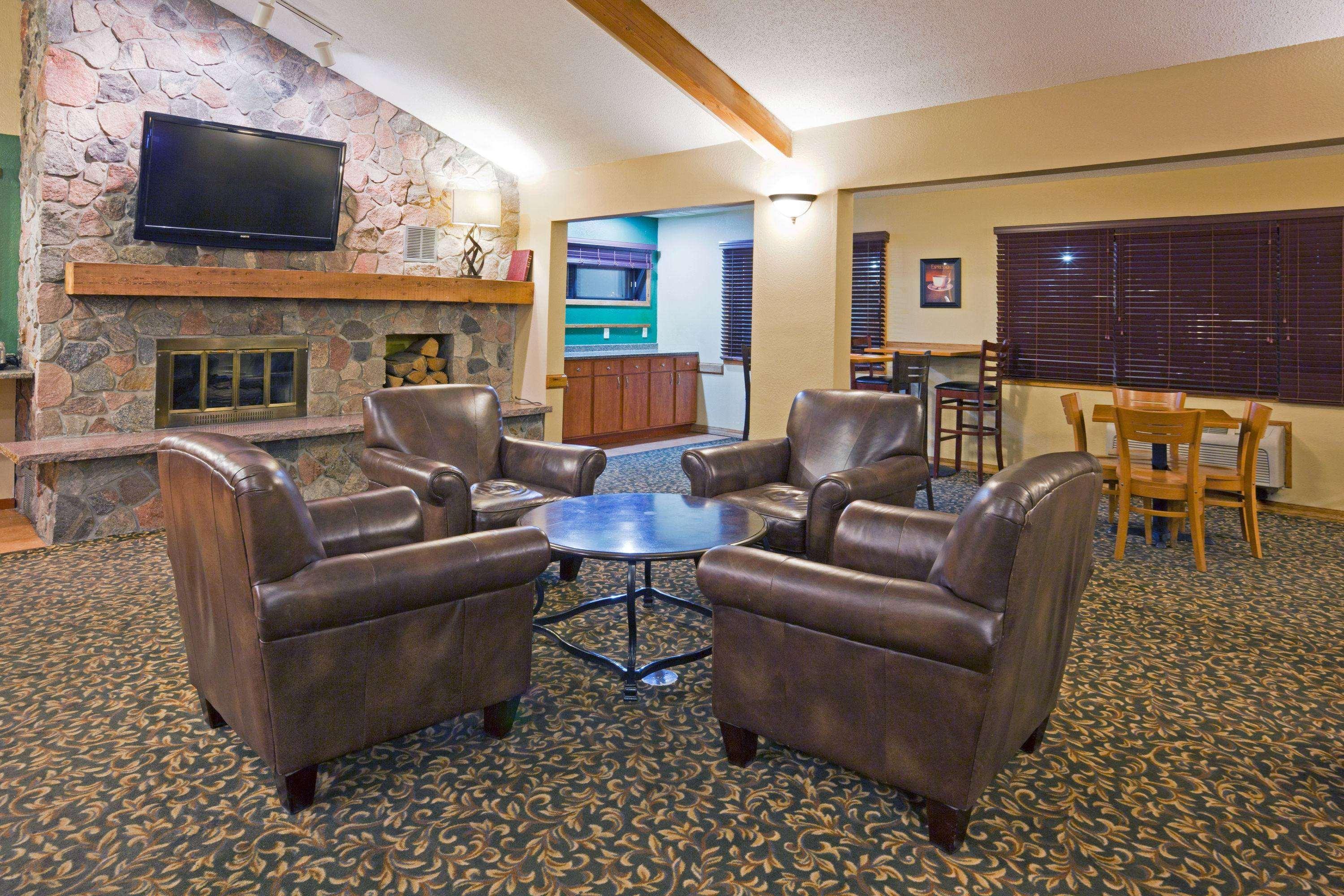 Americinn By Wyndham West Acres Hotel
