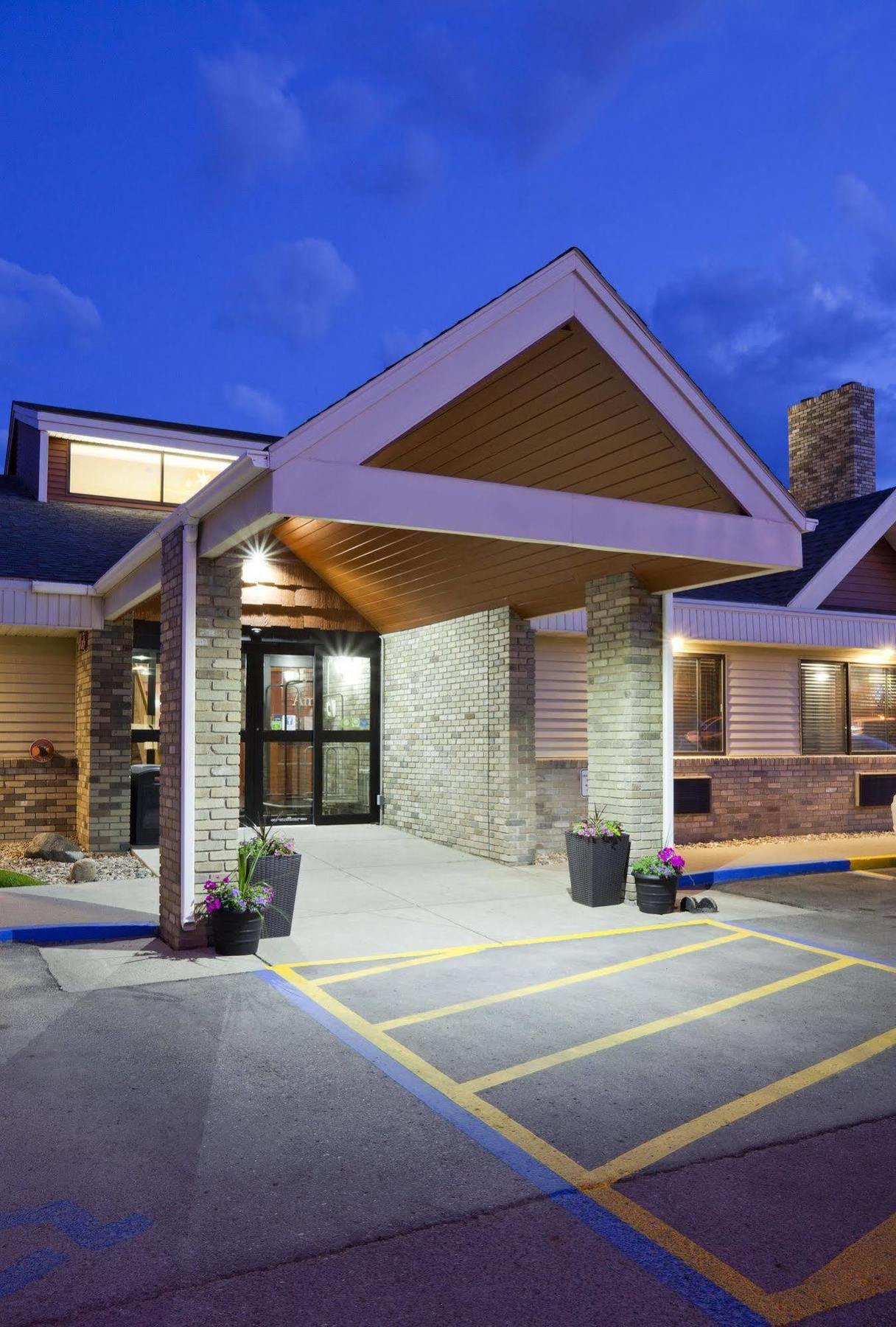 Hotel Americinn By Wyndham West Acres 3*
