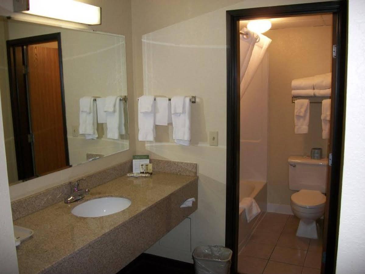 Hotel Americinn By Wyndham West Acres 3*